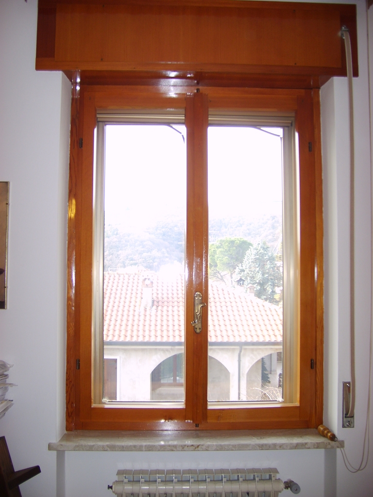 Sostituzione infissi portoncino in pvc e finestre bianche for Serramenti legno