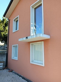Serramenti ad Alto Isolamento Termico e Sicurezza: Infissi con Triplo Vetro e Portoncini in PVC