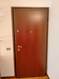 CASE STUDY — Sostituzione Porta Blindata con Cilindro Europeo e Falso Telaio Resinato