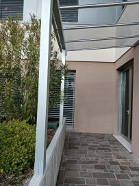 Pensilina di Design in Alluminio Ox Argento: Protezione e Stile per una Struttura Sanitaria a Verona