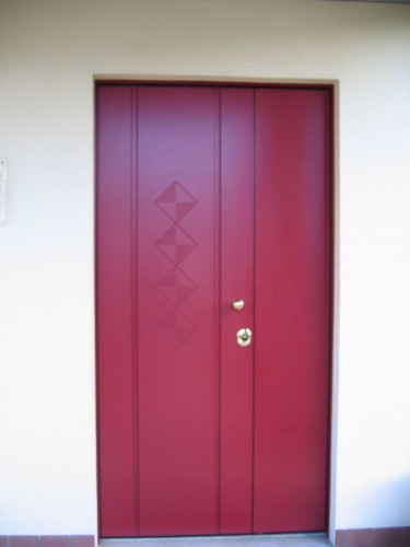 Porta blindata con rivestimento rosso