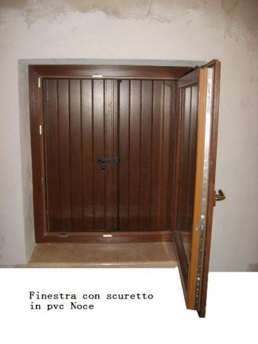 Infisso in Pvc pellicolato noce