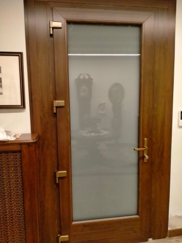 Case Study - Integrazione Legno-PVC: isolamento acustico e termico con balcone in Okumè e Portoncino con doppio vetro