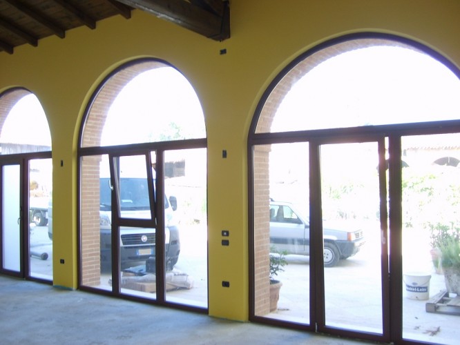 Serramenti in PVC ad arco colore noce