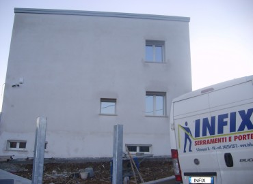 Installazione serramenti in legno/alluminio Rovere/bianco in edificio residenziale