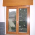 finestra_legno_abete_alluminio_ral_8011_con_cassonetto_legno_tino_noce_chiaro_846.jpg