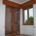 porta_e_finestra_legno_alluminio_cassonetto_ad_angolo_830.jpg